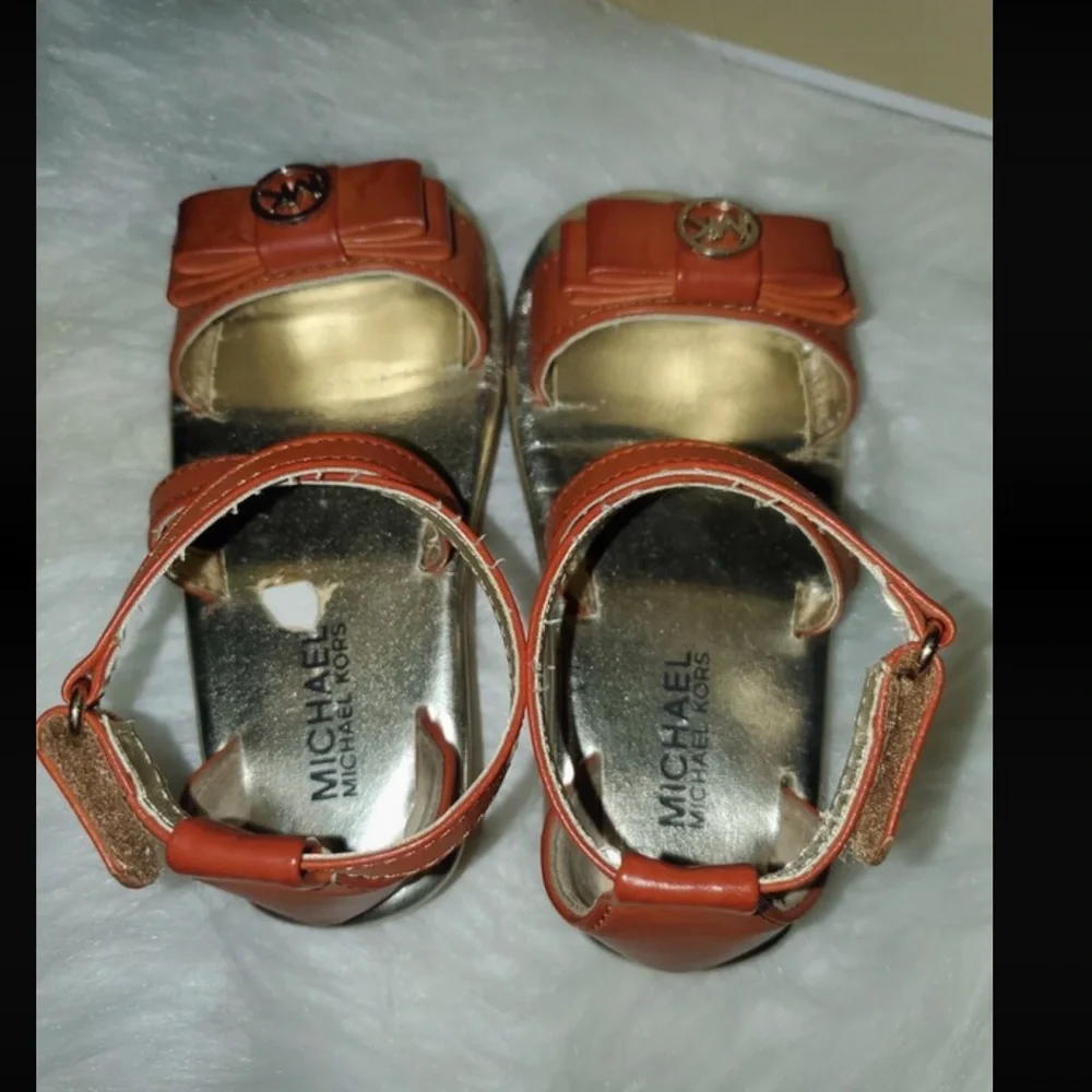 Girl’s Micheal Kors logo sandals 7c EUC